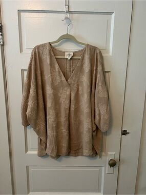 Umgee Beige Textured V-Neck Women's Top